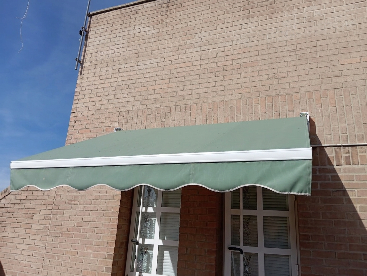 Montaje de toldos a medida para ventanas y locales comerciales en la provincia de Valencia.