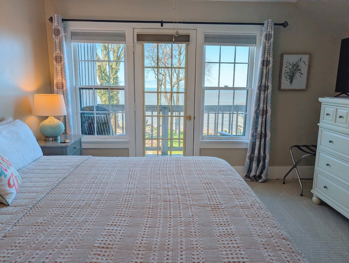 South Cliff Inn's Sunset Room - bed and balcony