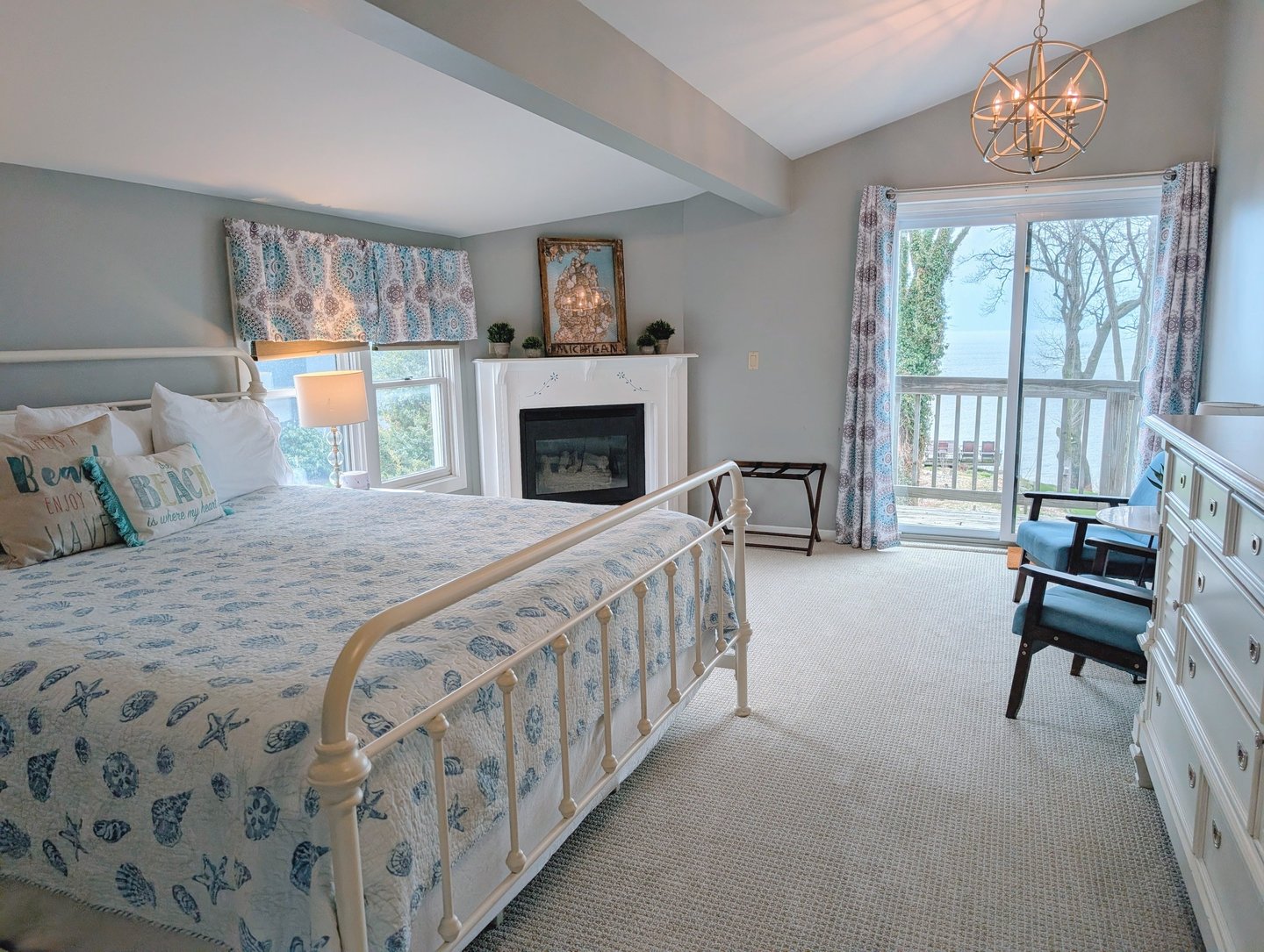 South Cliff Inn's The Study lake view room - bed and lake view