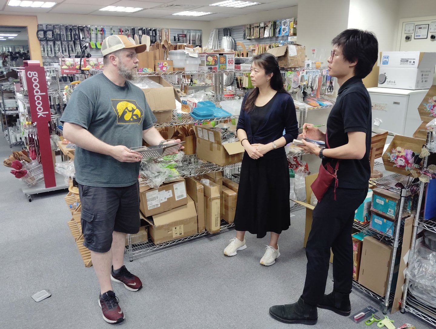 Sourcing agent helping US buyers inquiring a Taiwanese manufacturer