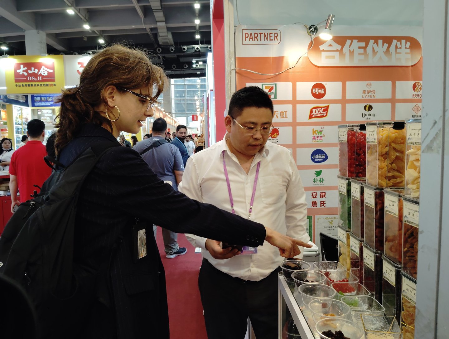 sourcing agent inquiring with a Chinese supplier