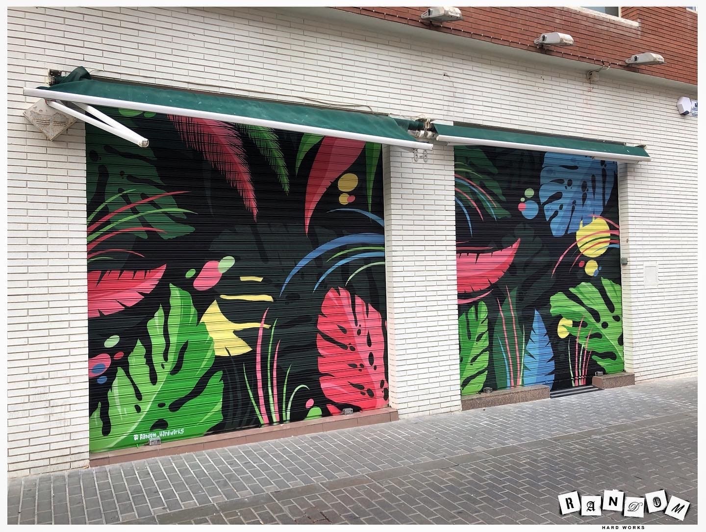 dibujo y diseño de unas plantas en una persiana para su decoración.