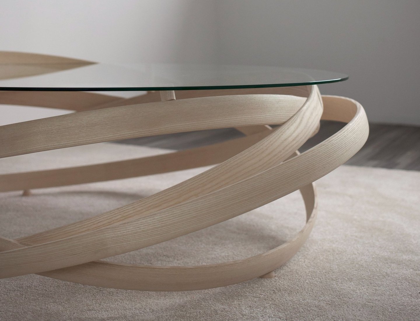 des lattes de frêne cintré à la vapeur qui constituent une table basse