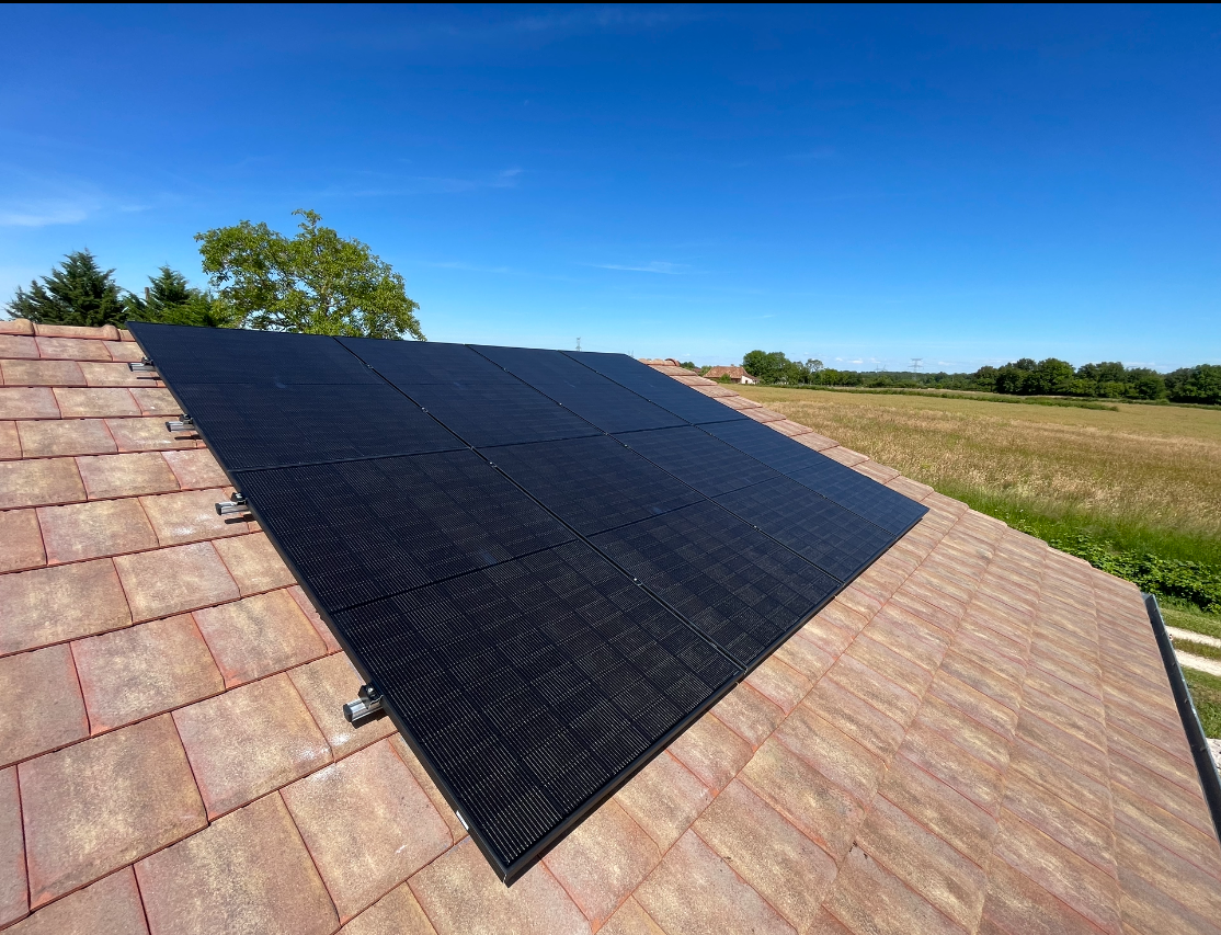 Installation de panneaux photovoltaïques réalisée par la société ALSUN ENERGY