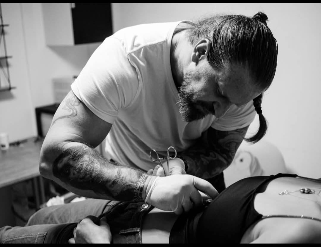 piercing au ventre d'une femme 