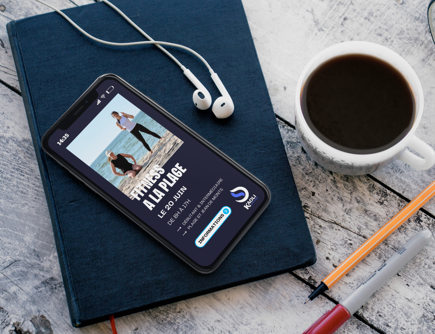 Smartphone affichant un site web et un logo de coach fitness pour coaching fitness à la plage.