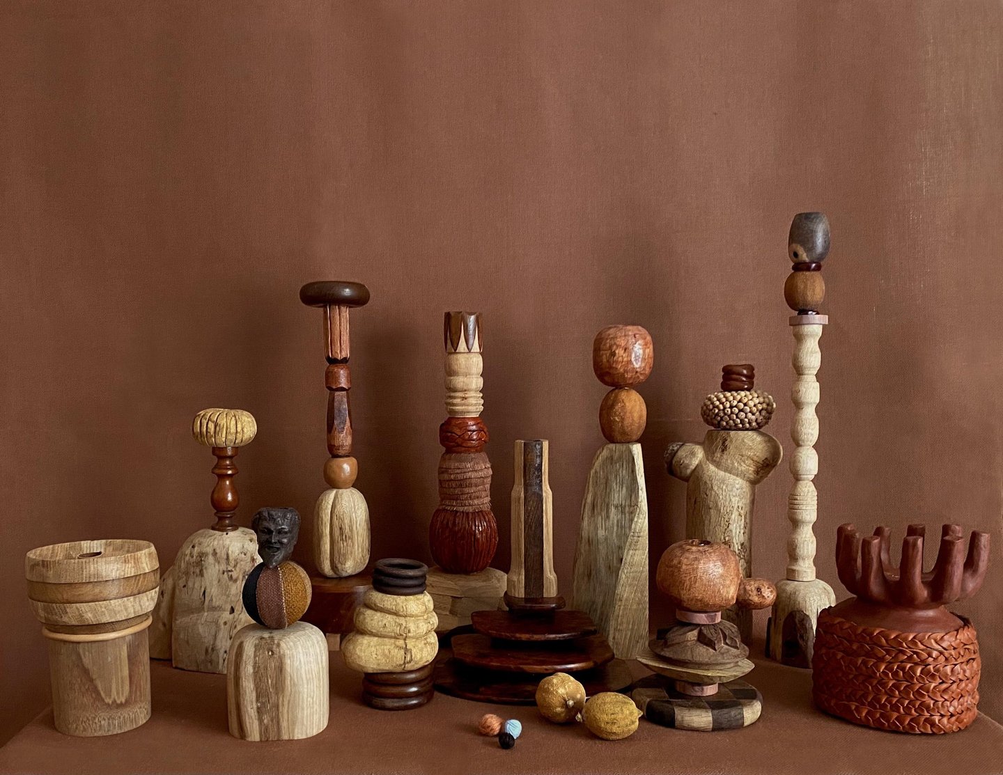 sculptures bois et terre, cuir, textile, objets, sculptées, assemblées, bougeoirs