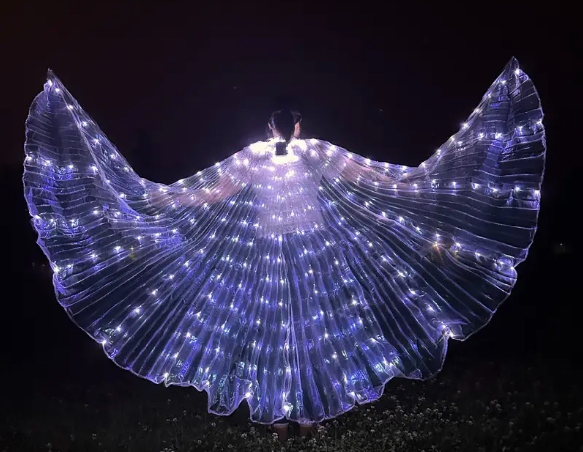 Mujer de espalda con una capa de luz