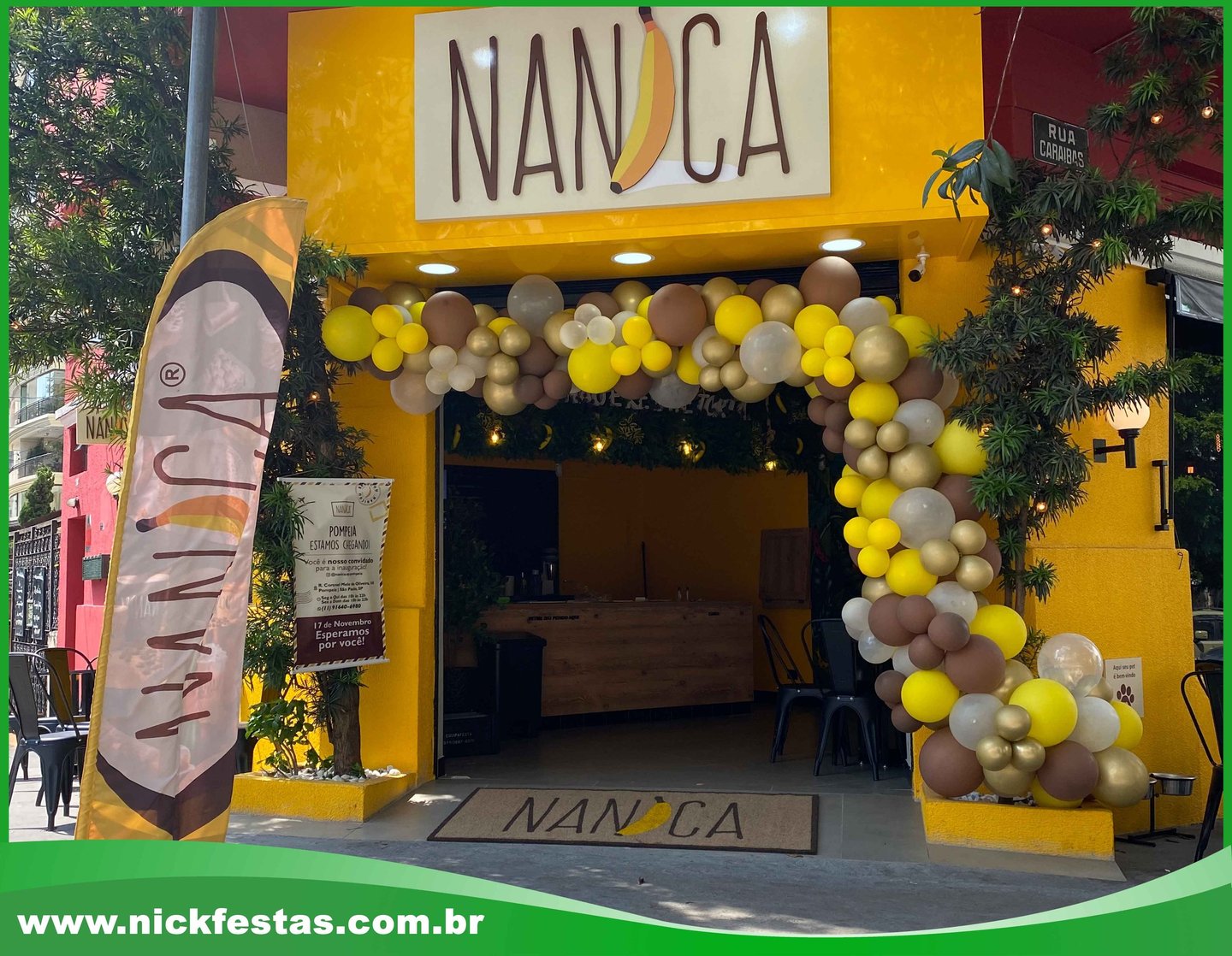 Arco de balões decorando fachada de loja para inauguração e promoção especial