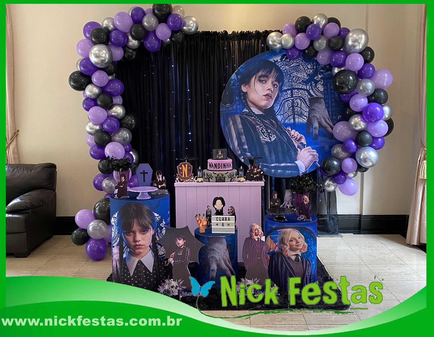 Decoração infantil tema Wandinha com tons escuros e detalhes misteriosos e estilosos