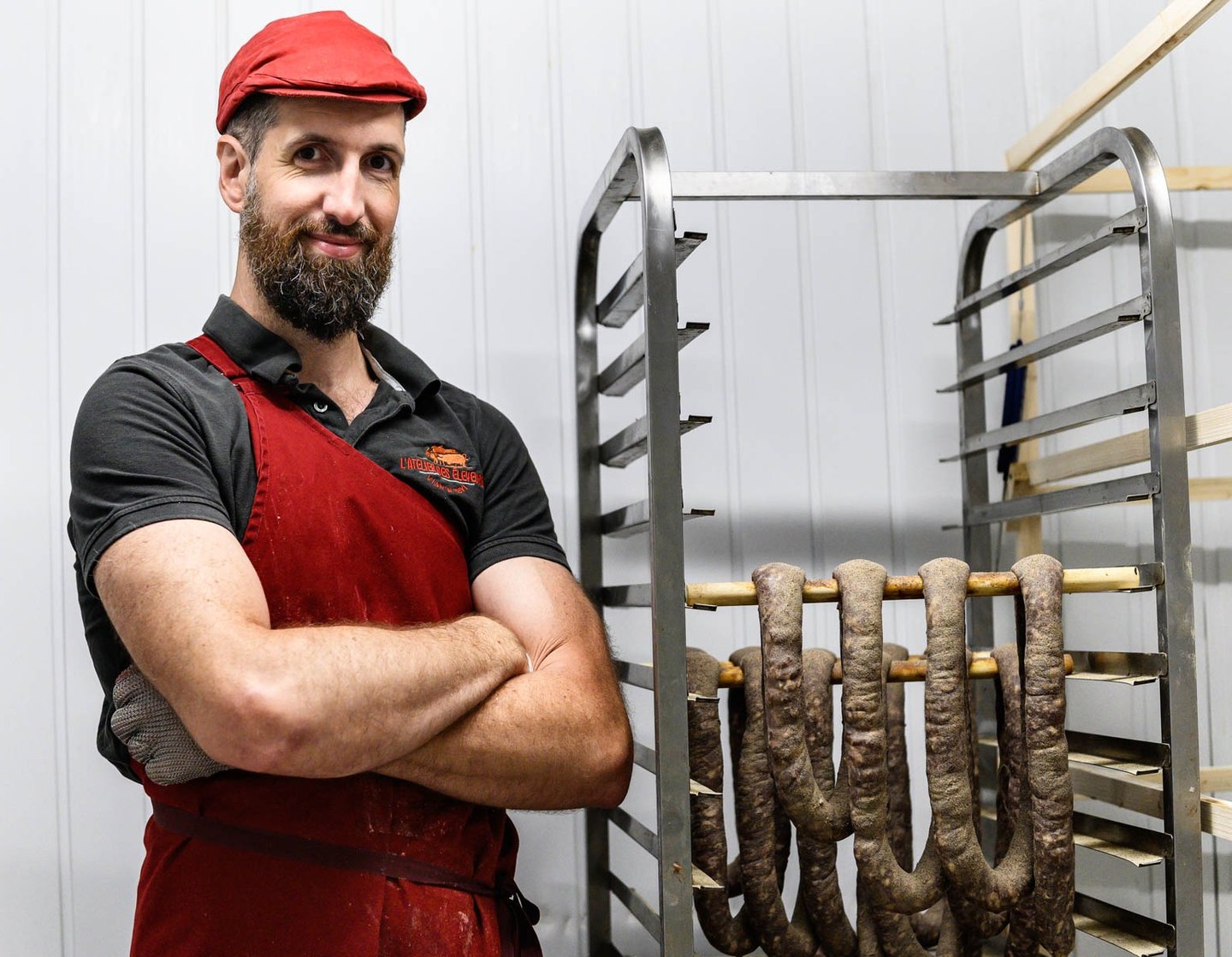 Le boucher est fier de ses saucisses