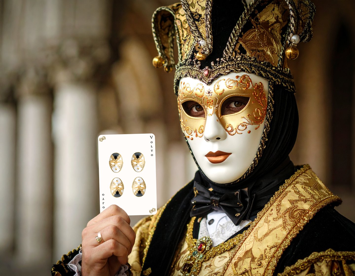 Homme avec masque Volto tenant une carte