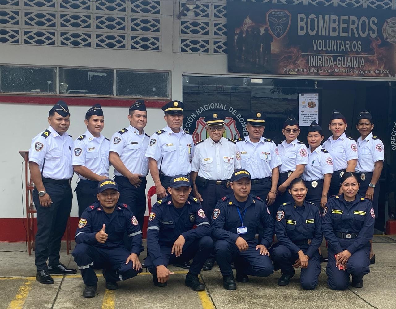 Bomberos celebrando aniversario de fundación