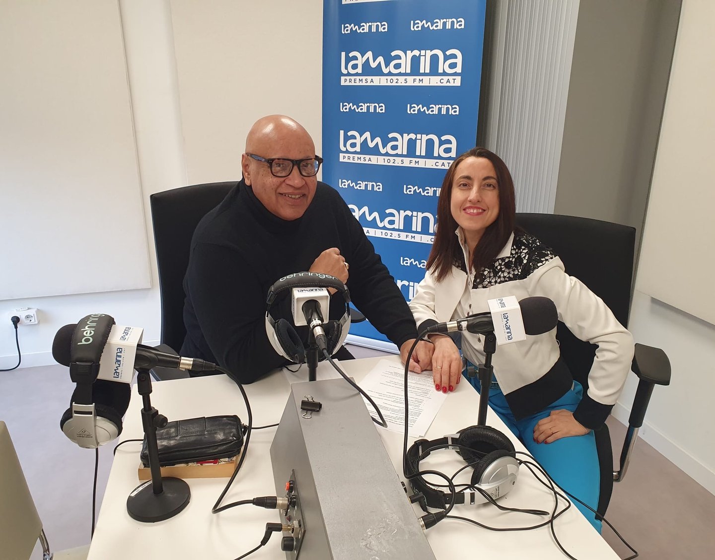 Barbara Beatrice Lavitola con Virgil Simons hablando de accesibilidad en Radio Blue Barcelona