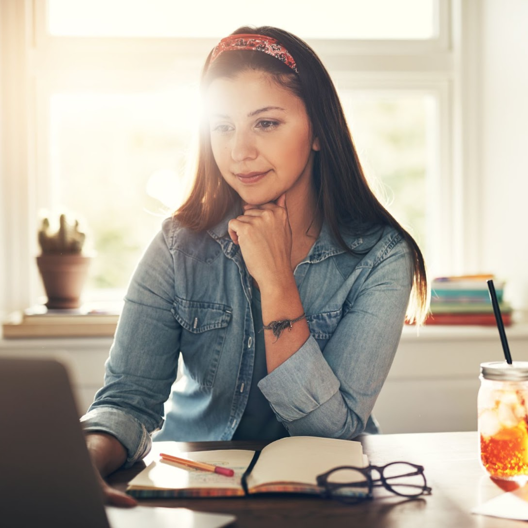 Mulher analisando a melhor Tomada de Decisão na vida.