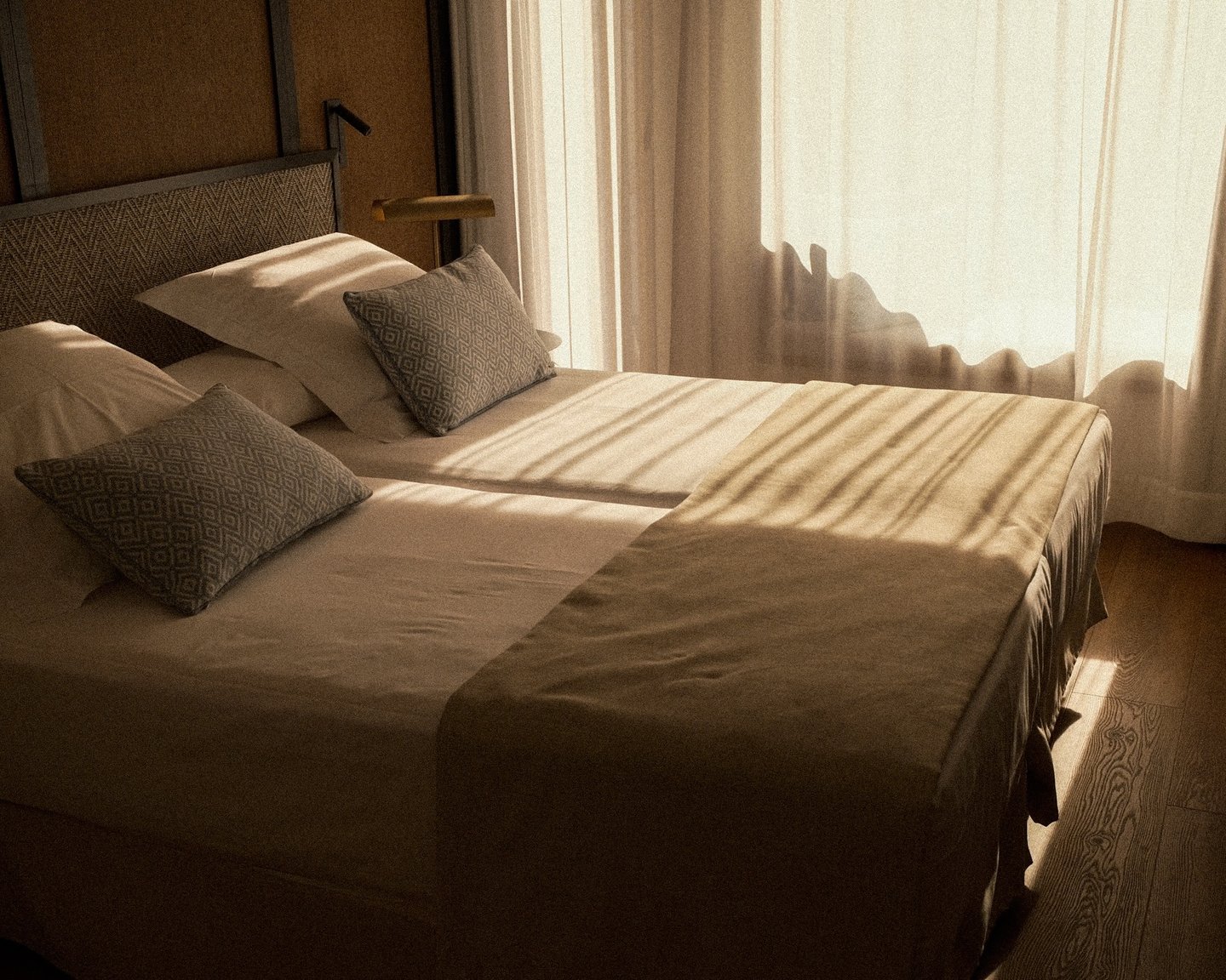 Stimmungsvolles Hotelzimmer mit natürlichem Licht – Interior und Hotel Fotografie mit Atmosphäre