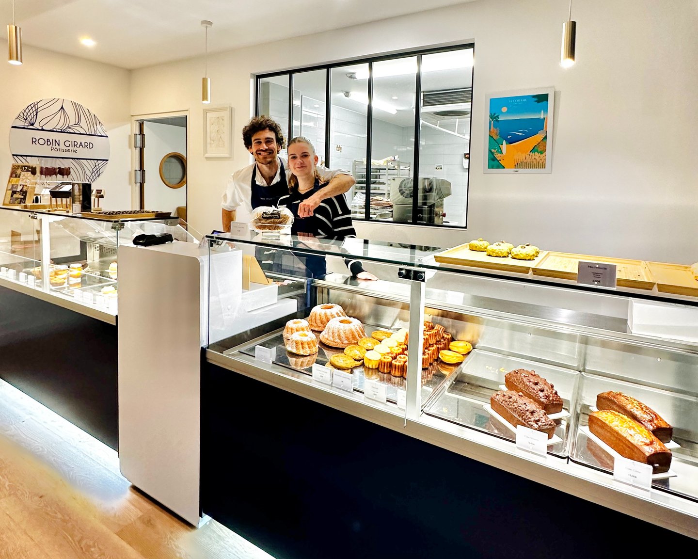 la boutique de robin girard pâtisserie à valognes avec l'équipe et la vitrine