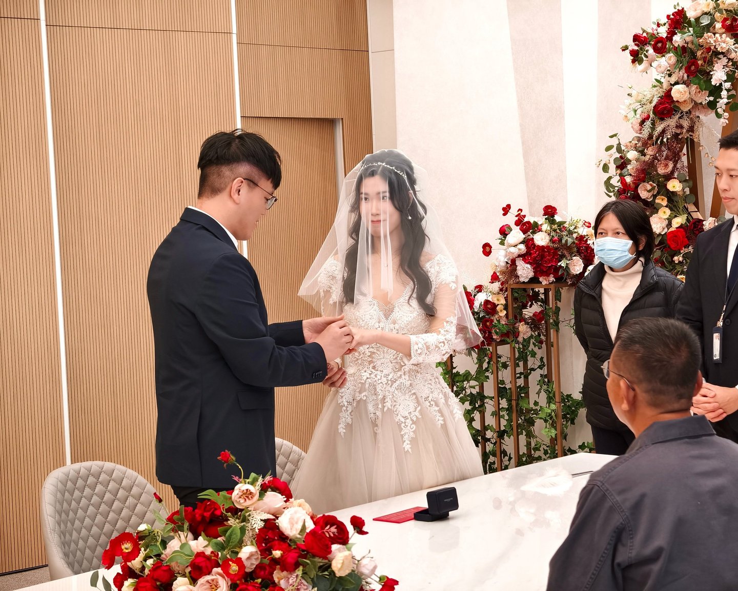 香港婚禮新娘化妝跟妝服務-我們提供全程貼身跟妝服務，從新娘子出門、男家入門、證婚、外影、晚宴迎賓、新人進場到晚宴敬酒的所有婚禮環節，我們都盡心為新娘子提供貼心+貼身的跟妝服務