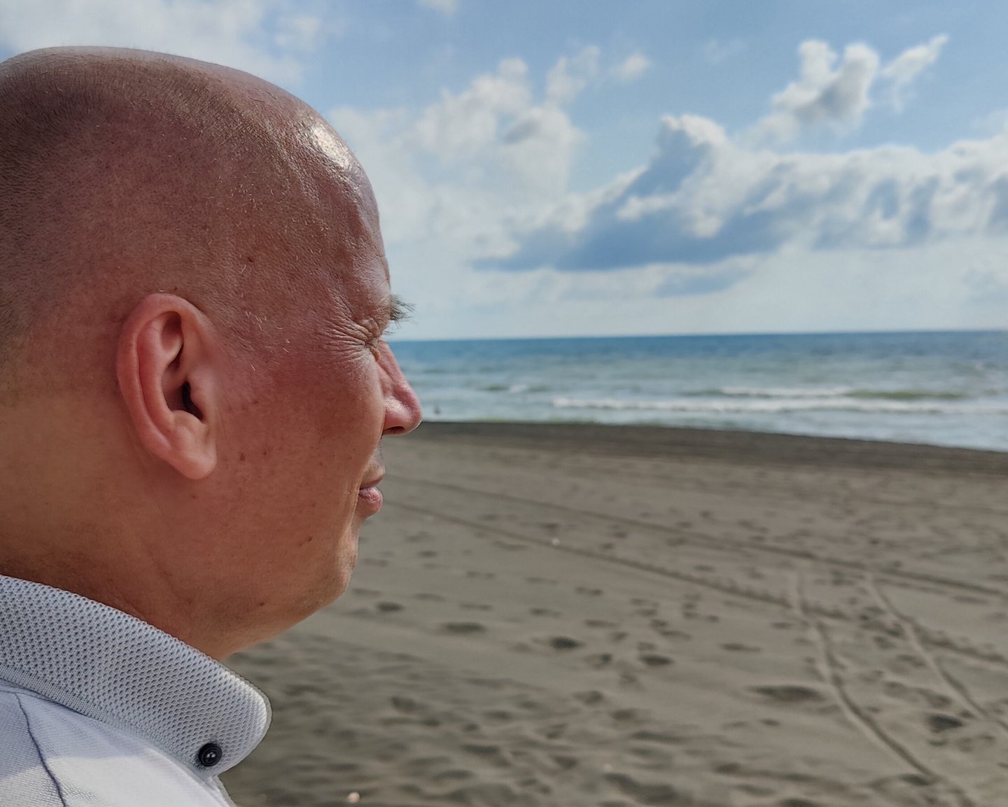 Heinz Roelfs blickt über das Meer.