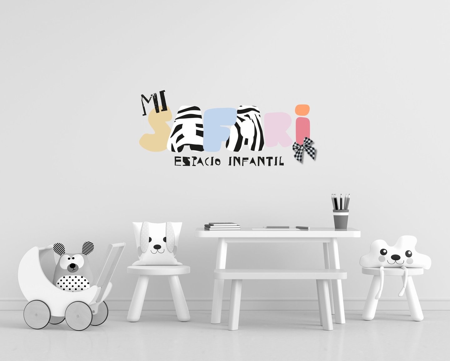 Logotipo Mi Safari Espacio Infantil en pared de aula decorada