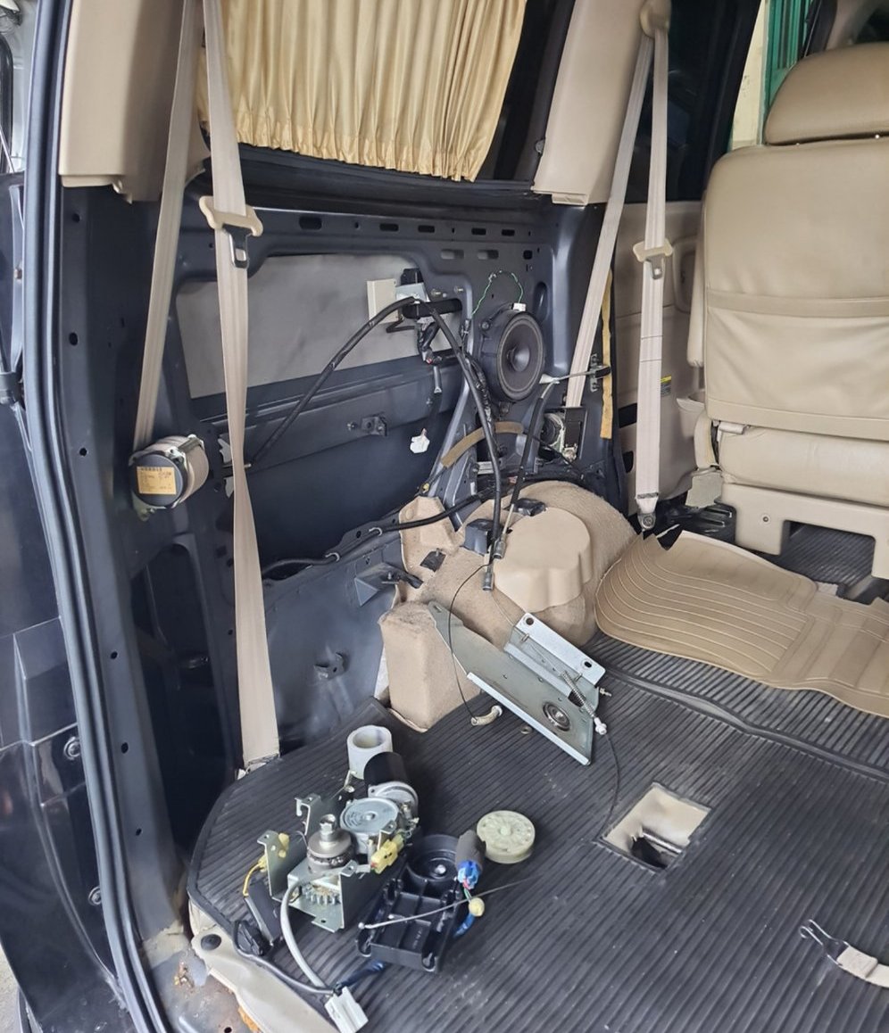Service sliding door Nissan Serena c24 