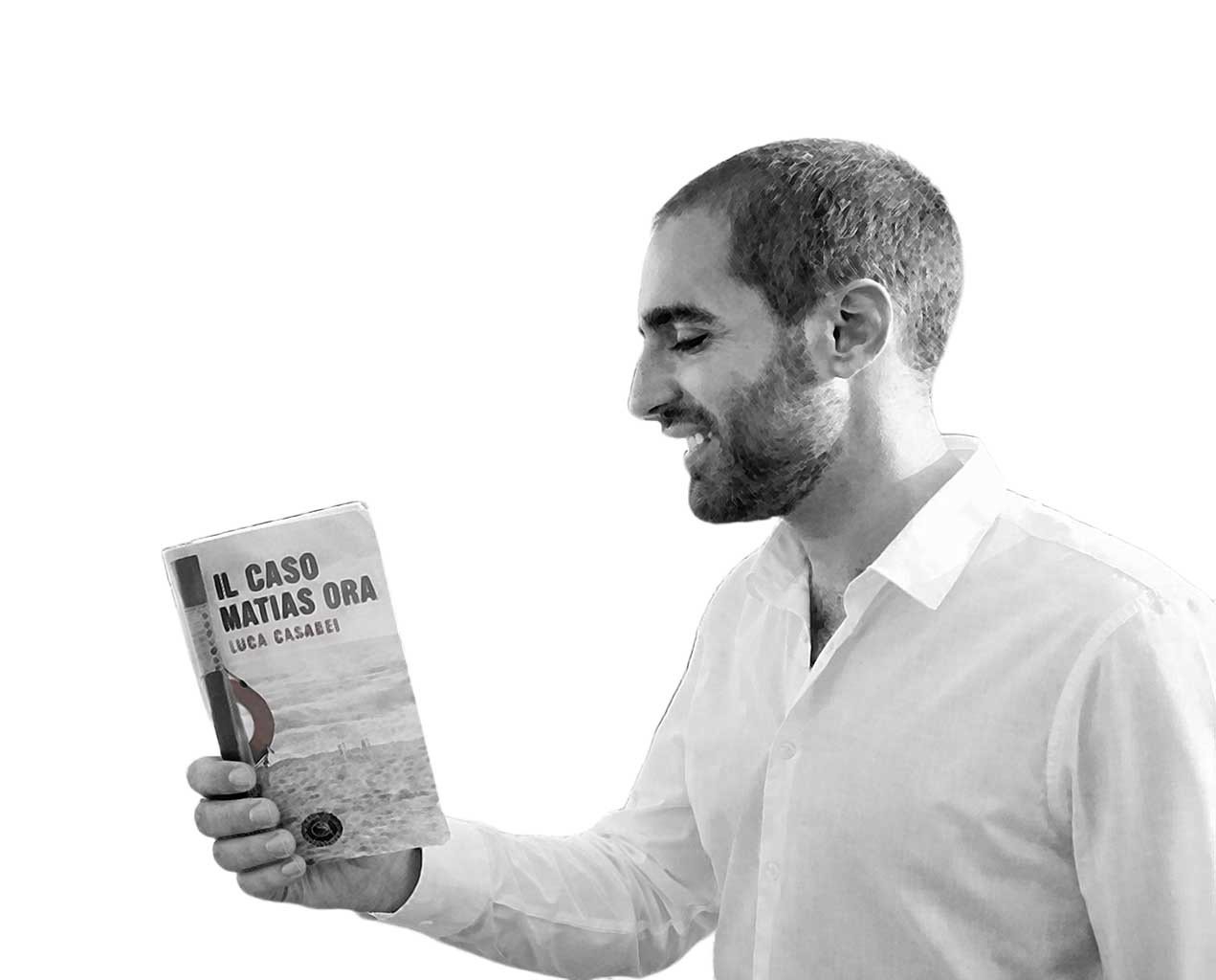 L’autore Luca Casadei sorride mentre tiene in mano il suo libro