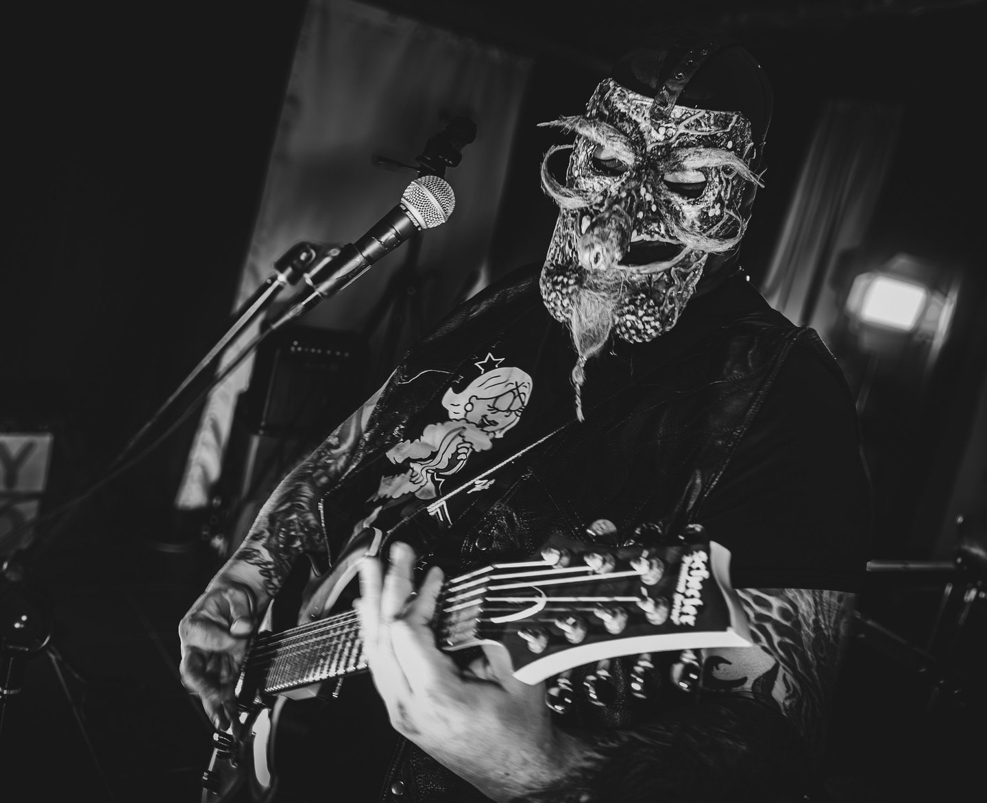Noiso Playing guitar live