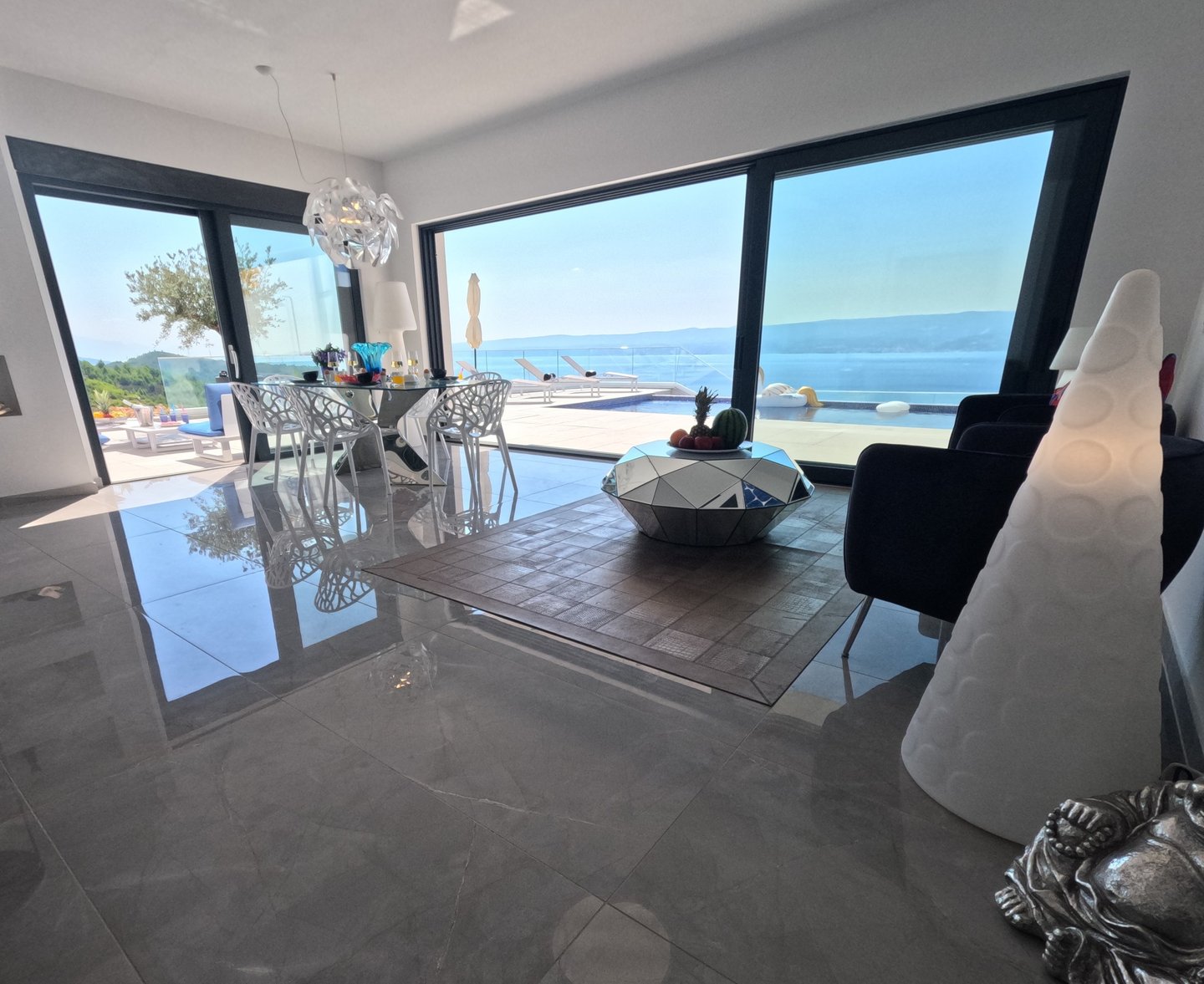 Villa Fay living room with a table and chairs and sea view