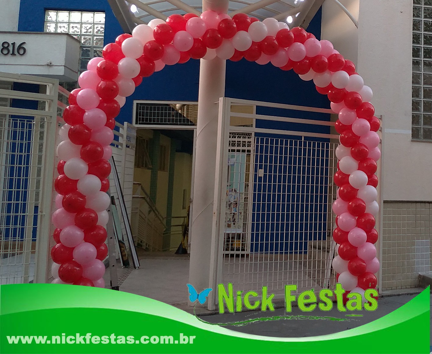 Arco de balões na entrada de escola para festa ou evento escolar, dando boas-vindas.