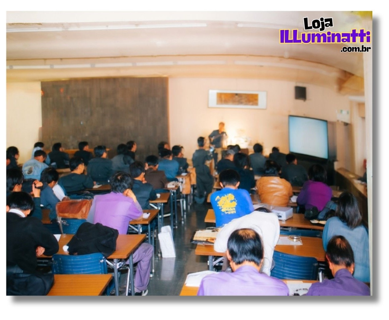 Repórteres, funcionários de revistas e equipes de televisão sentados olhando a demonstração do SFC