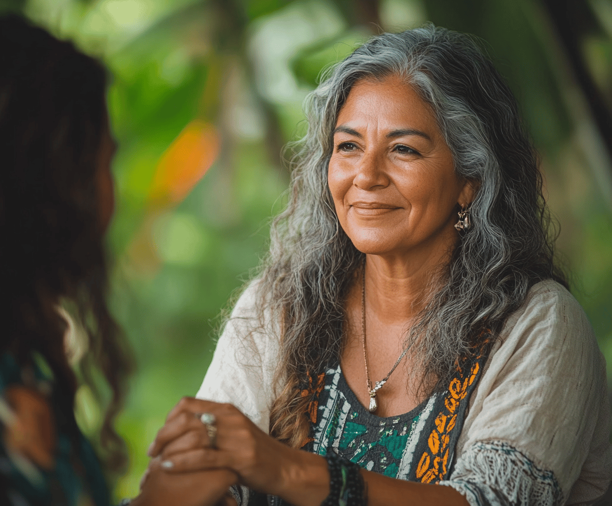 Mujer mayor canosa tomando de las manos a otra mujer 