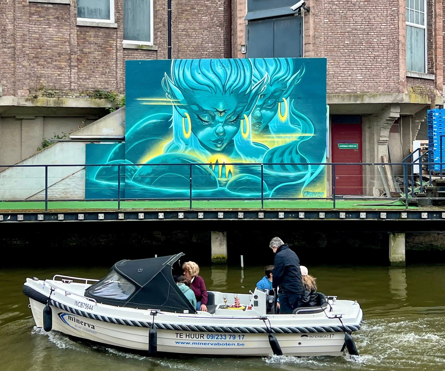 The Siren’s Light - Mural en Bélgica, street art internacional, arte urbano por Ona Salvador