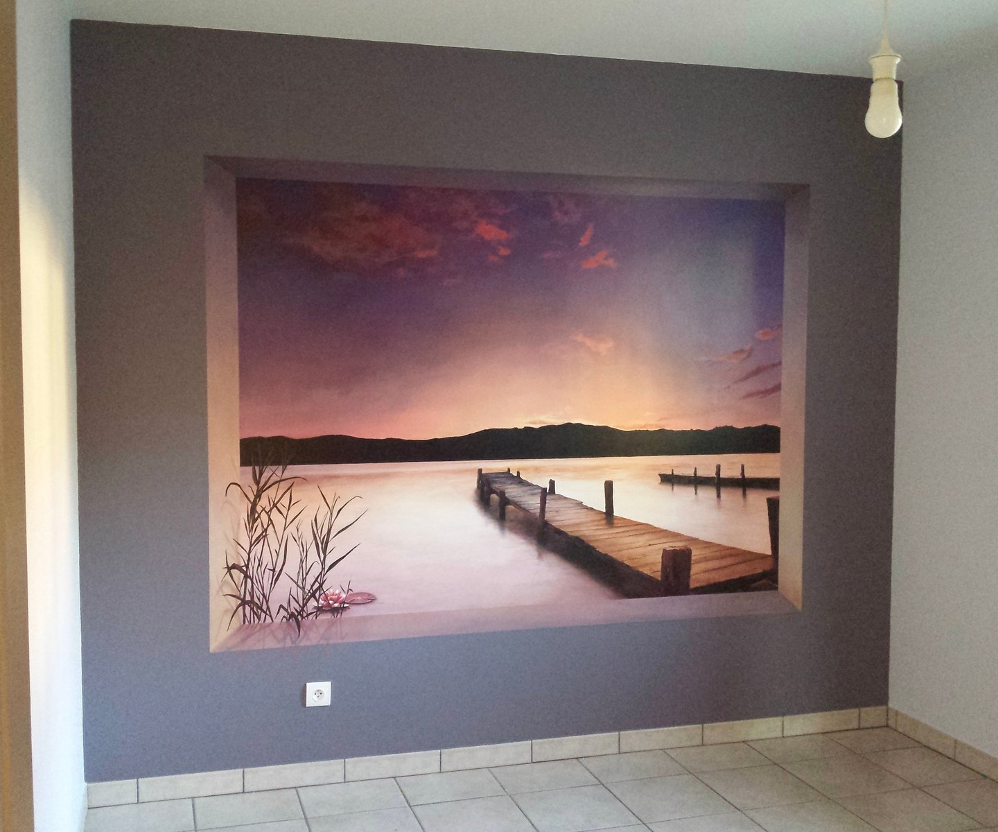 Une fresque accueillante pour une chambre d'amis, un paysage au bord de l'eau au coucher du soleil, qui invite à la rêverie