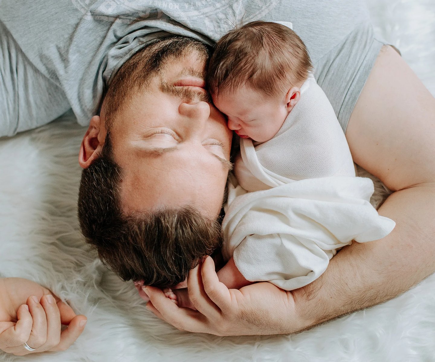 un homme en photo avec son bébé