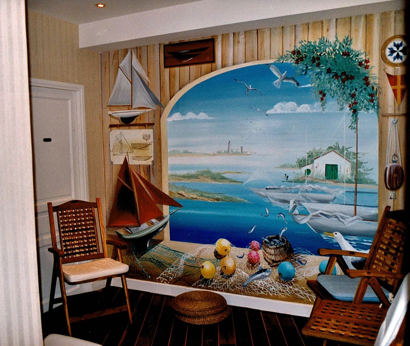 Fresque murale en trompe l'oeil permettant d'agrandir l'espace dans une petite salle d'attente.