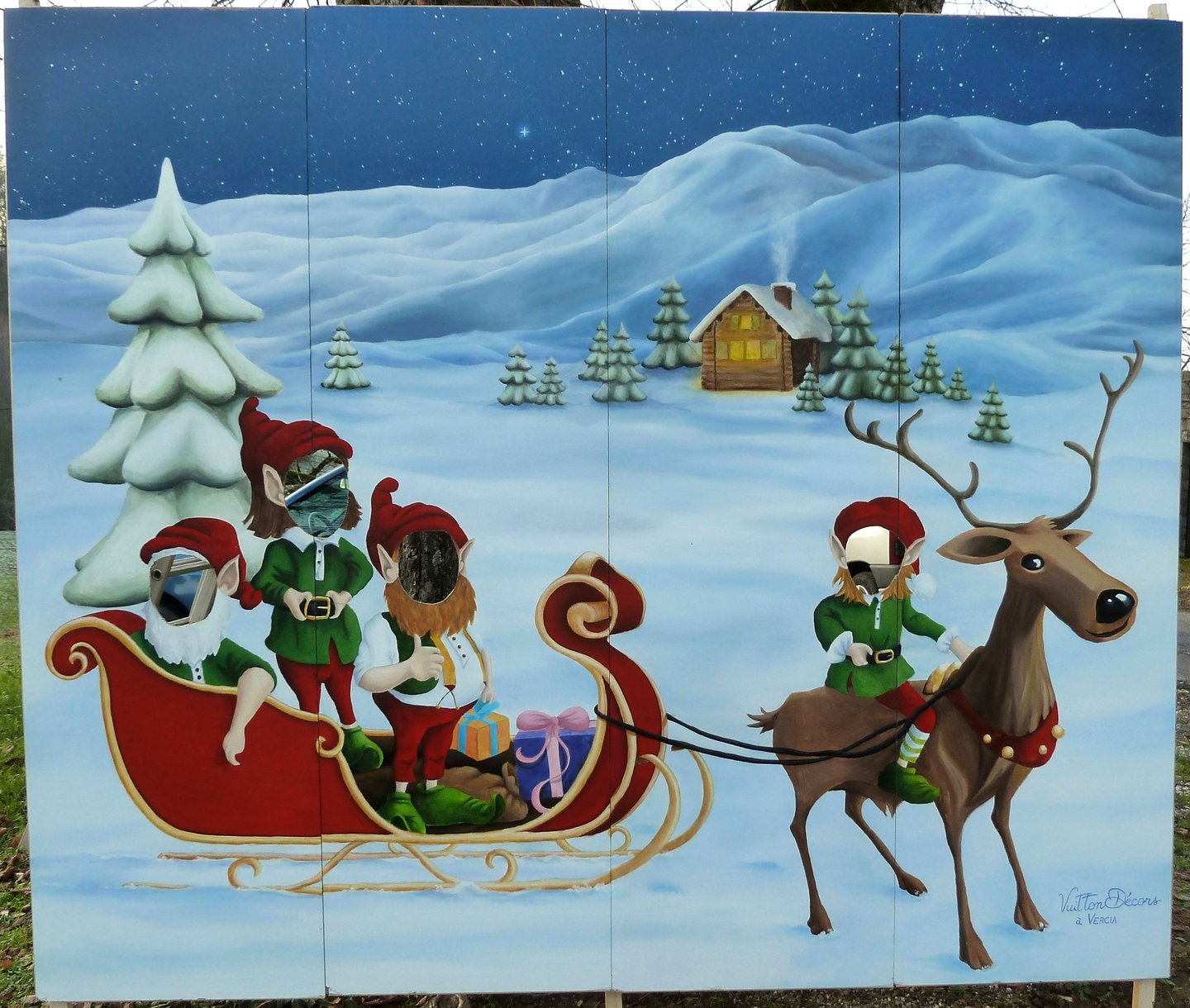 Un décor évènementiel amusant destiné aux animations des fêtes de Noël d'un village. Des lutins au milieu d'un paysage enneig