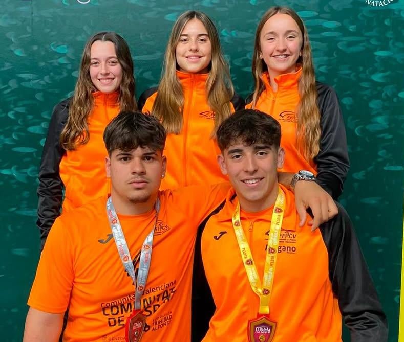 Equipo de Frontón posando con las medallas del campeonato
