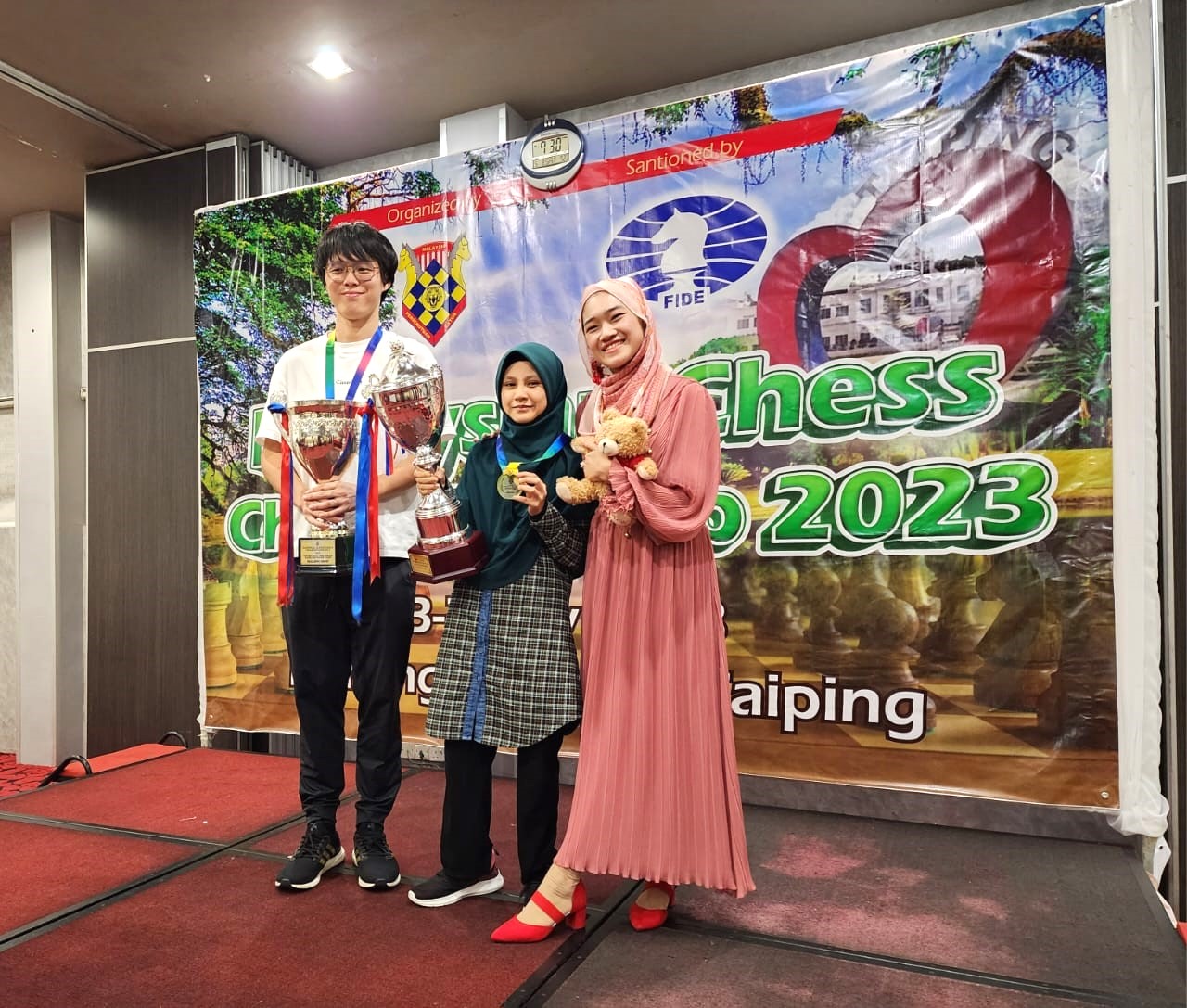 Ainul Mardhiah with autism wins Malaysian Woman Champion 2023. Chess Clicks. Ellie Emira. Zhuo Ren