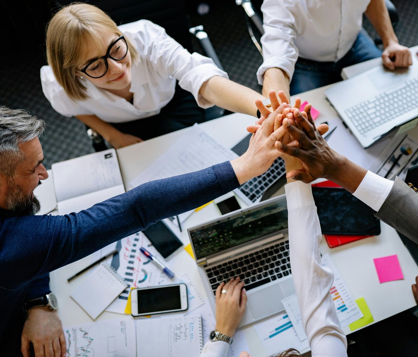 équipe de professionnels au travail en cohésion