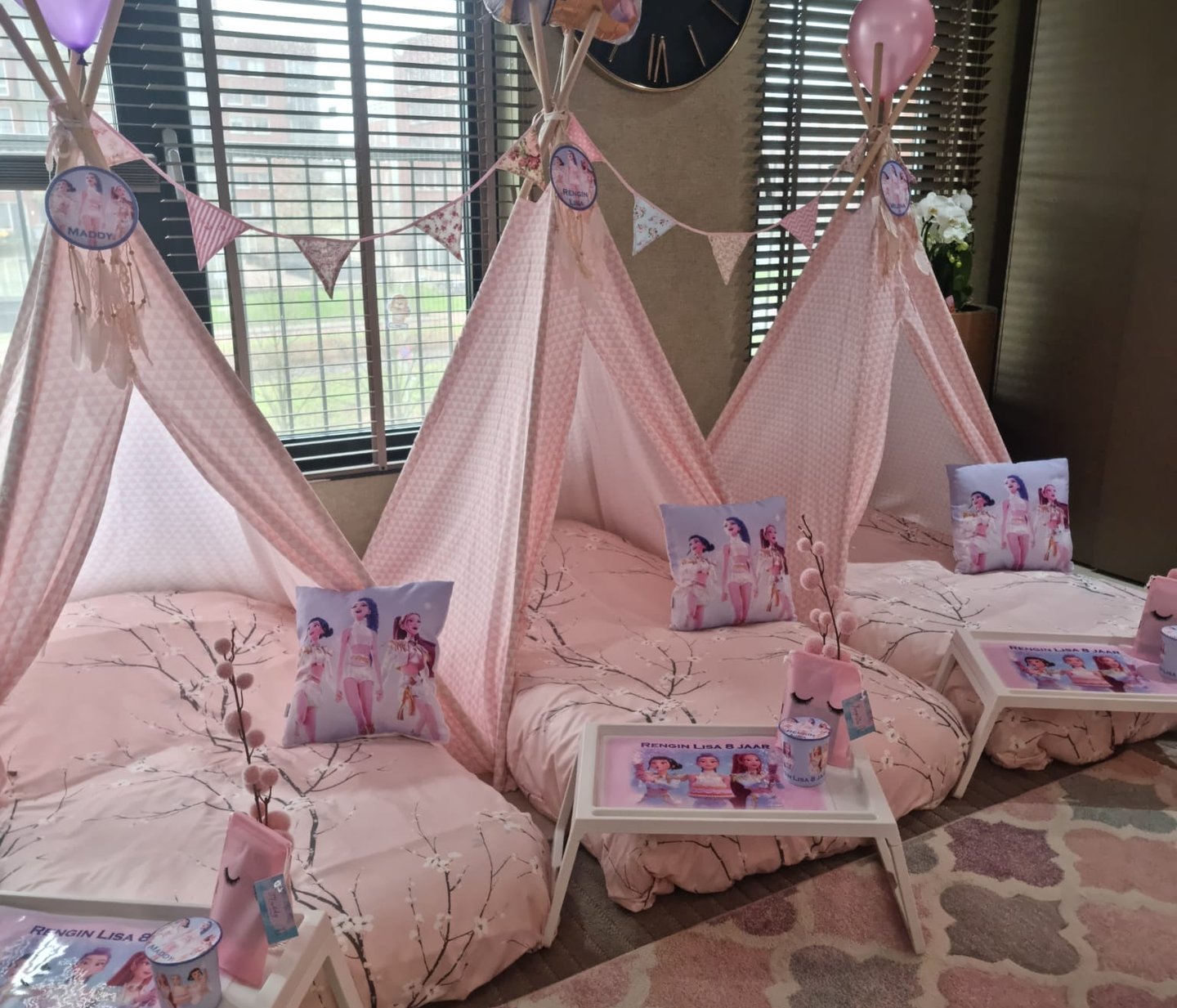 Roze tipi's met Demon Hunters thema kussens 