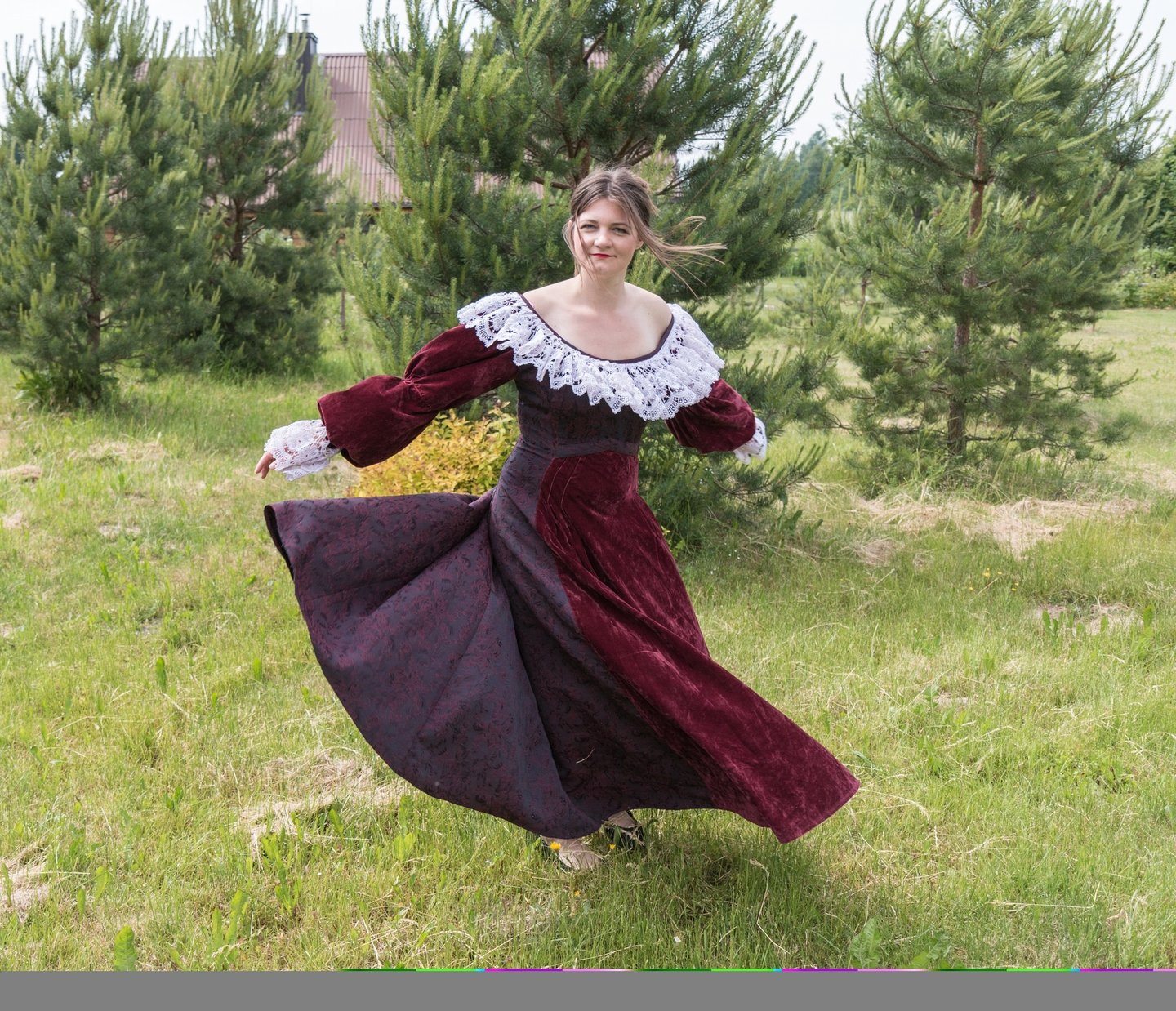 Istorinė bordo suknelė