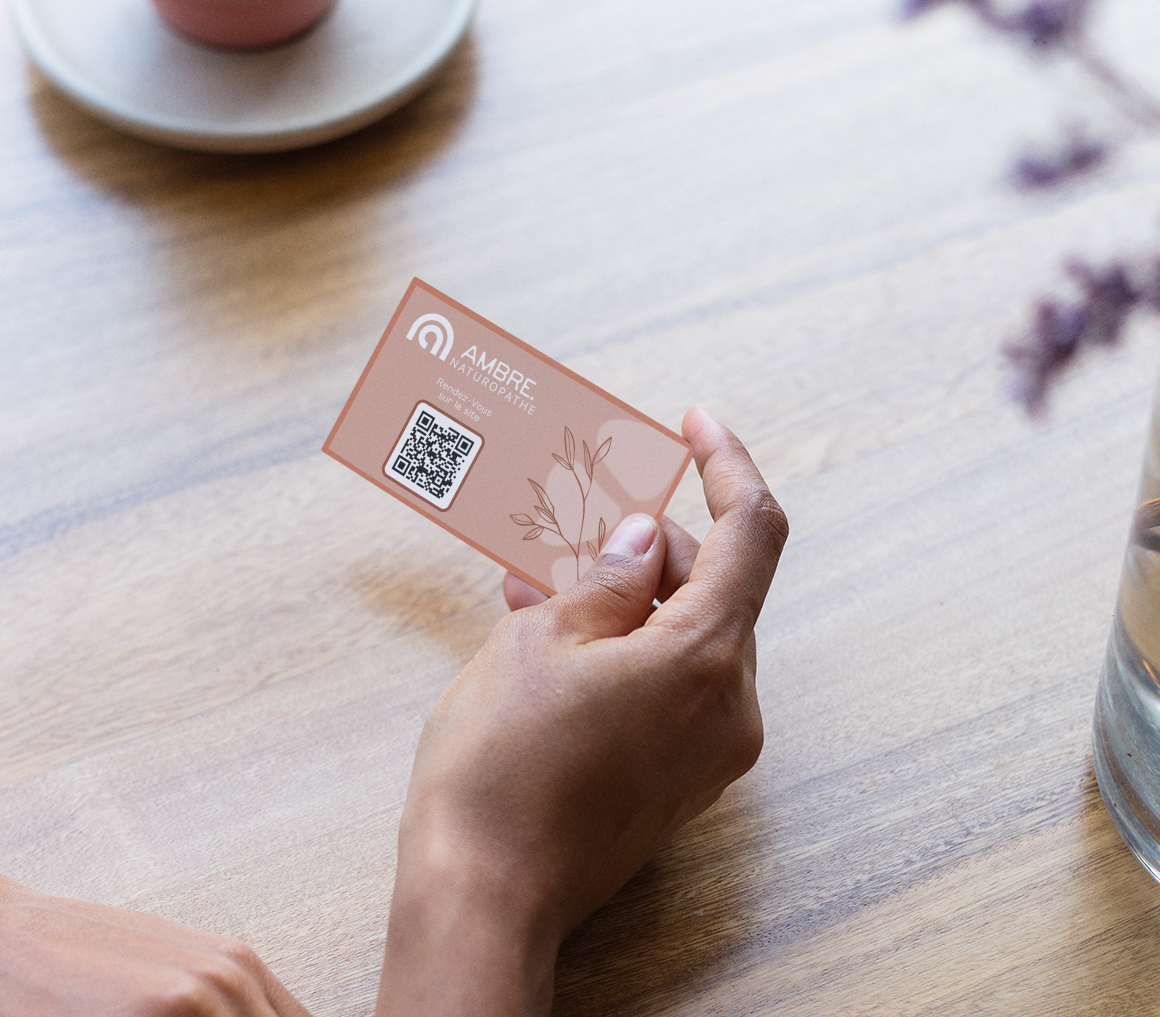 Carte de visite rose moderne avec un QR code pour naturopathe thérapeute holistique.