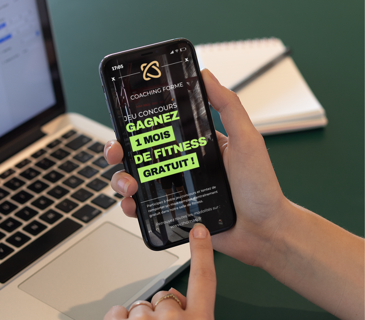 Smartphone affichant un concours de fitness pour un mois gratuit de coaching.