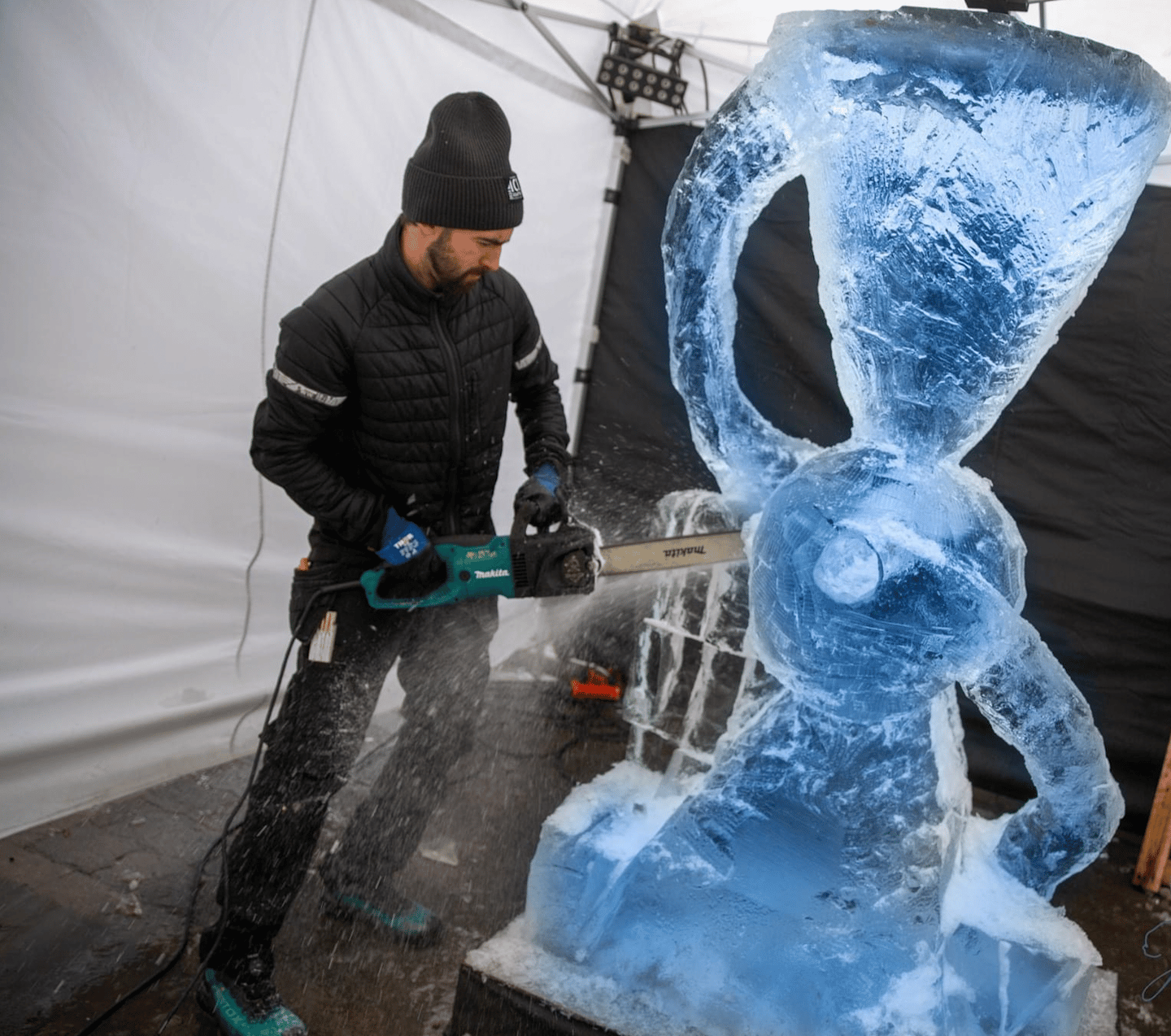 SANCHO SCULPTURE TALLANDO HIELO 
