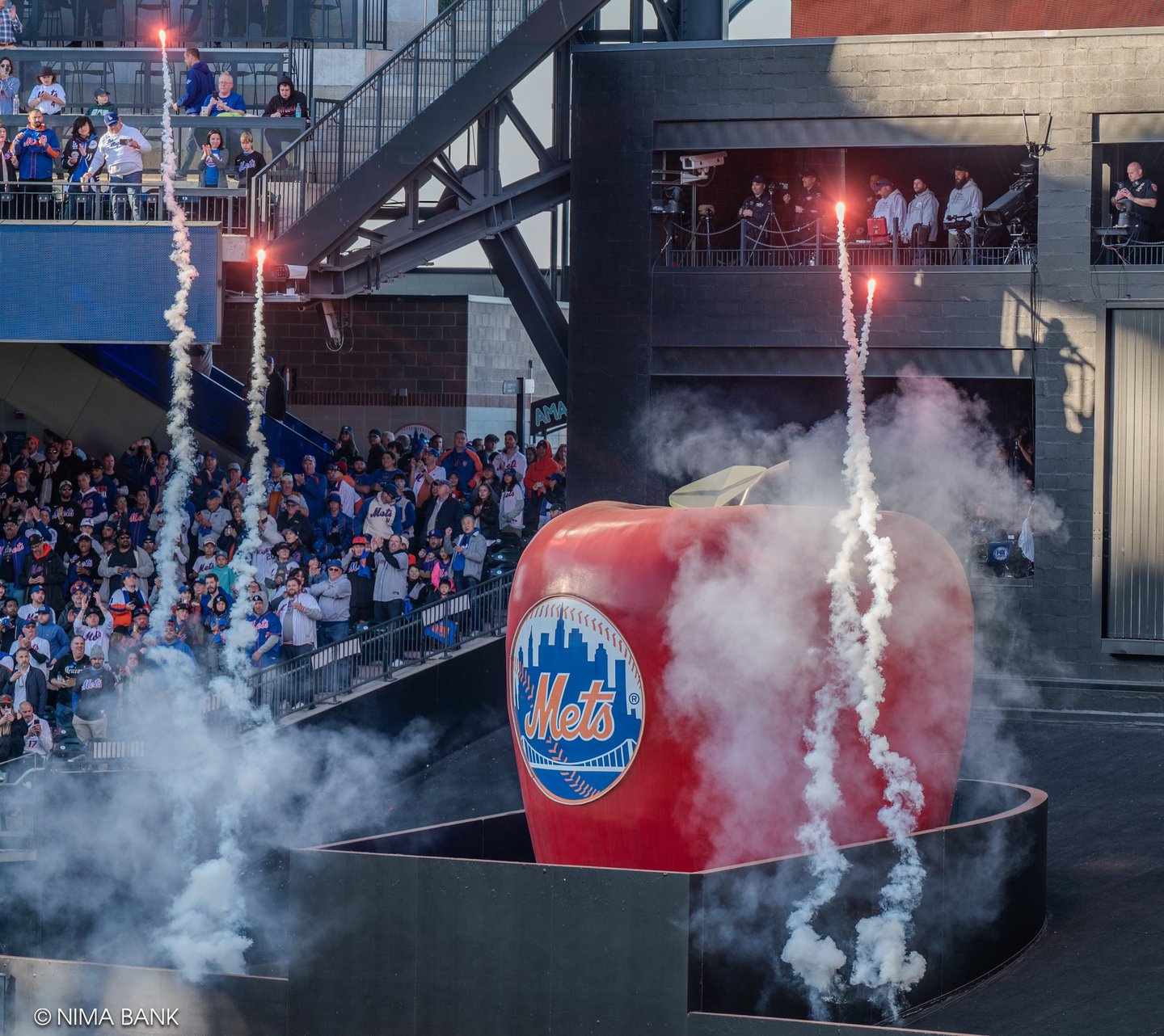 the citifield homerun apple at the ny mets nlcs game 5 in flushing ny