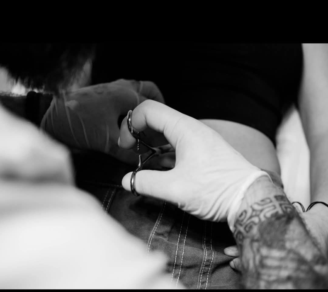 piercing au ventre d'une femme