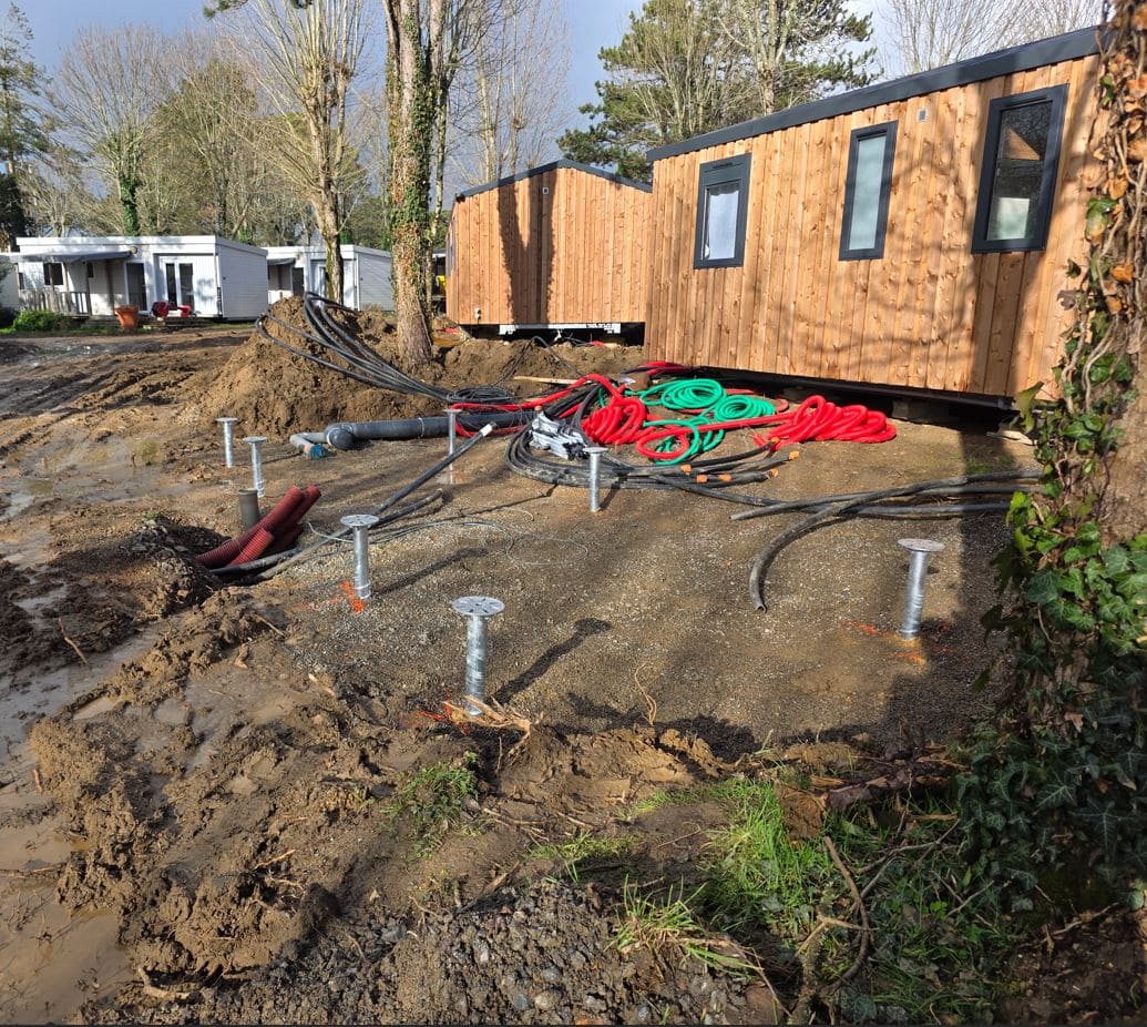 Fondation sur vis installée dans un sol d'argile sensible au retrait gonflement