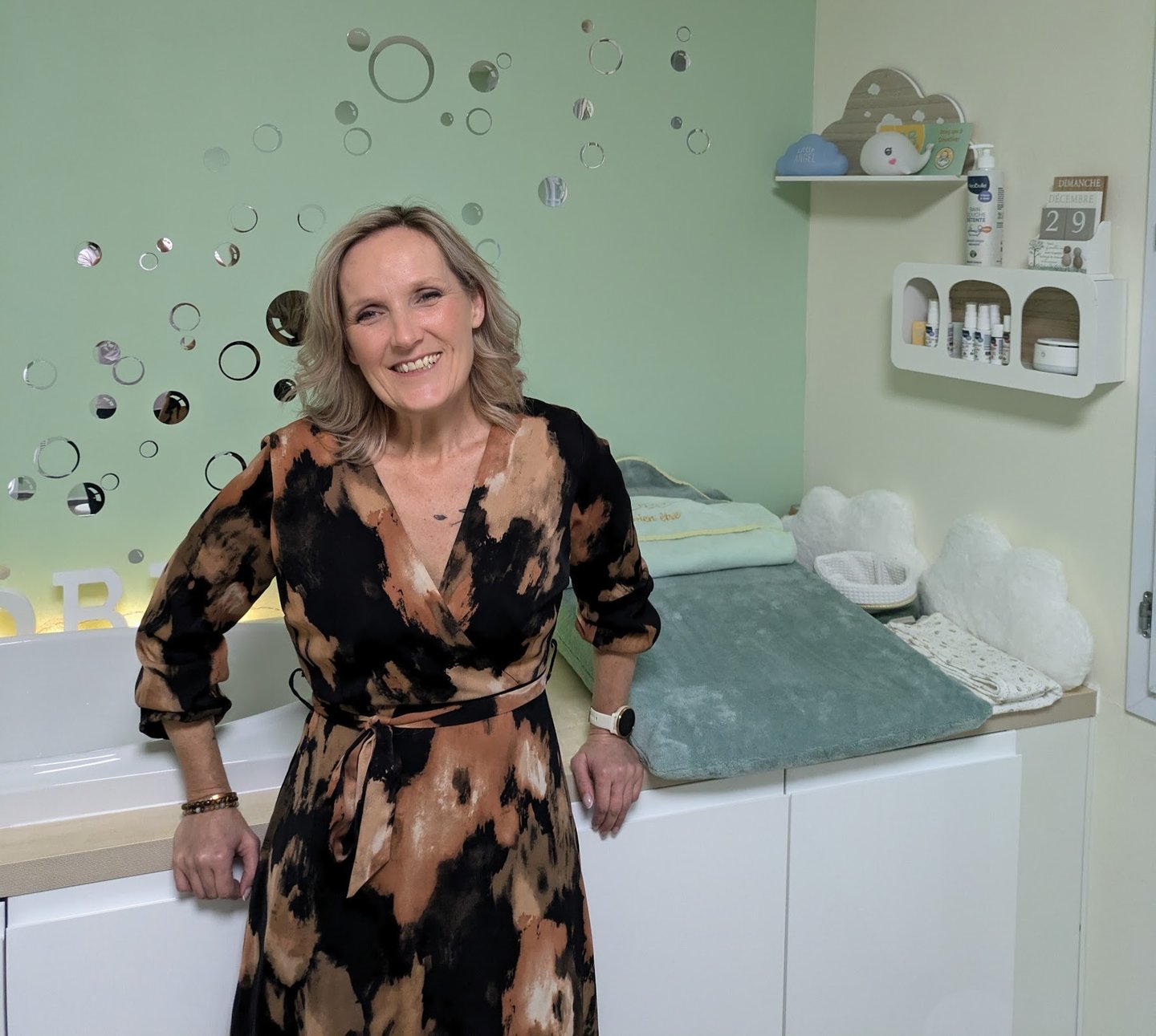 la praticienne souriante dans son salon 