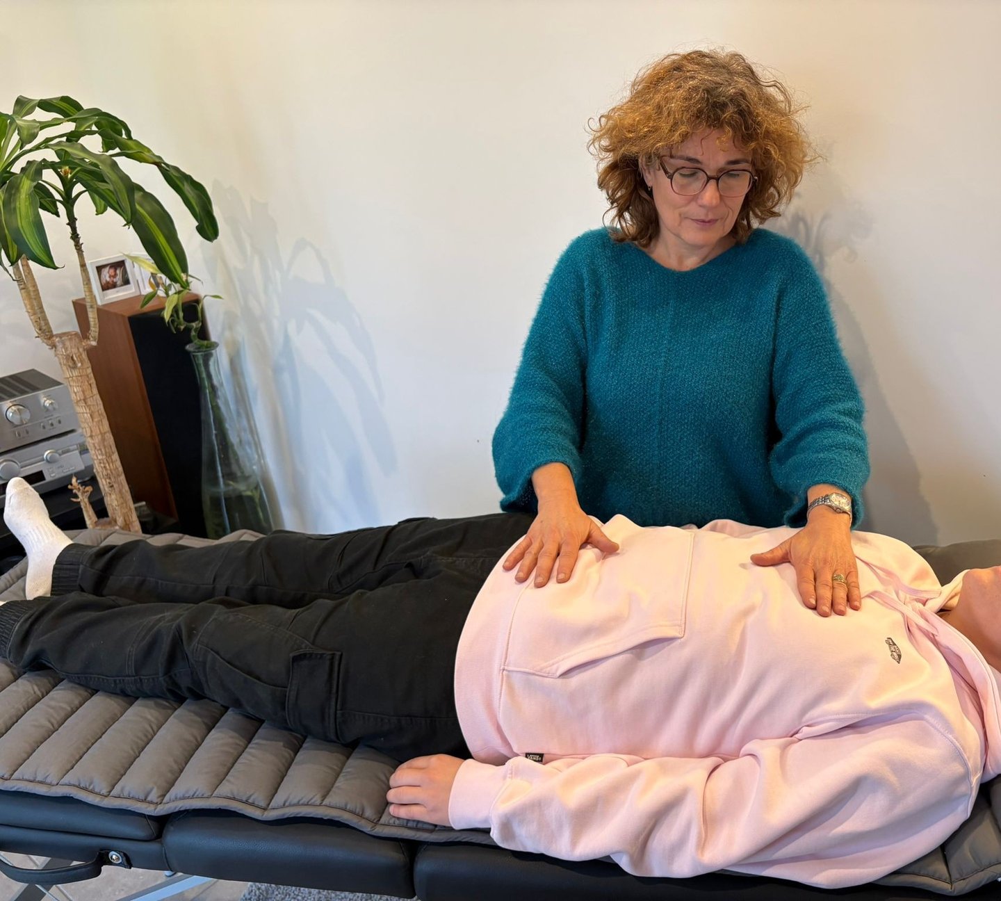 Soin énergétique par magnétisme — apposition des mains