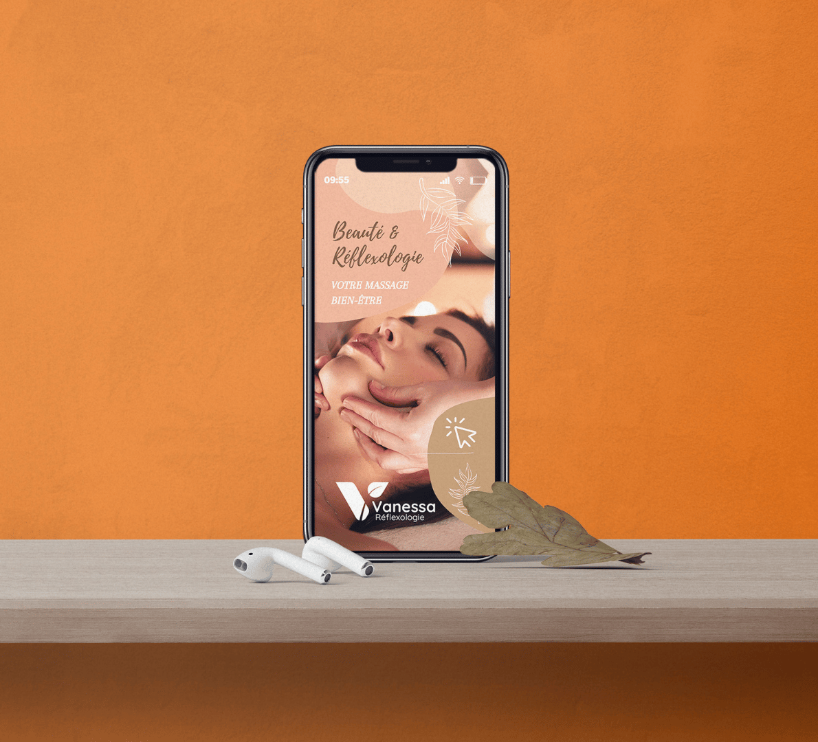 Smartphone affichant un site web et le logo d'une praticienne en réflexologie et massage bien-être.